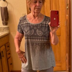 10/10$ (4-5$) items. Style & Co. Gray Paisley Short Sleeve Top.